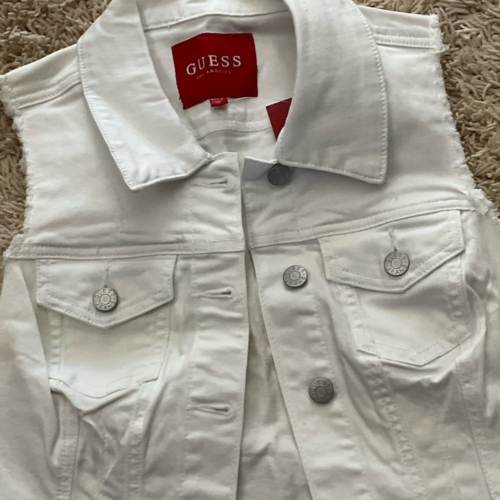 1-2026A NWT GUESS Classic White Vest with Button Accents SMALL